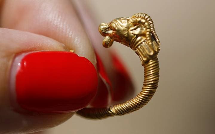 Encuentran arete de oro con más de 2,200 años de antigüedad