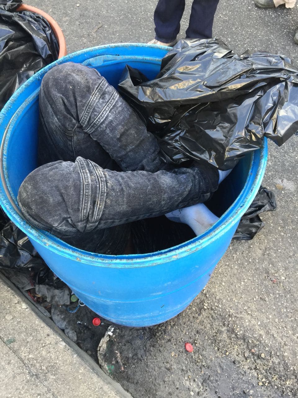 Dejan a dos cuerpos "entambados" en la SM 64