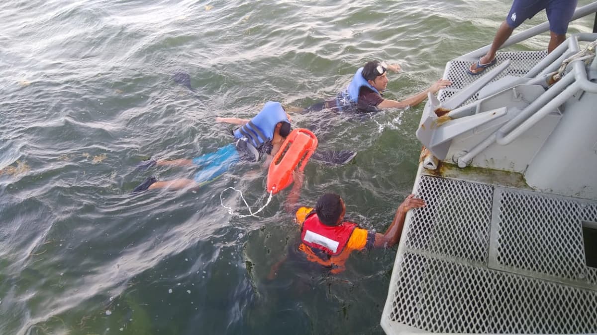 Rescata Marina a dos personas a la deriva en Mahahual