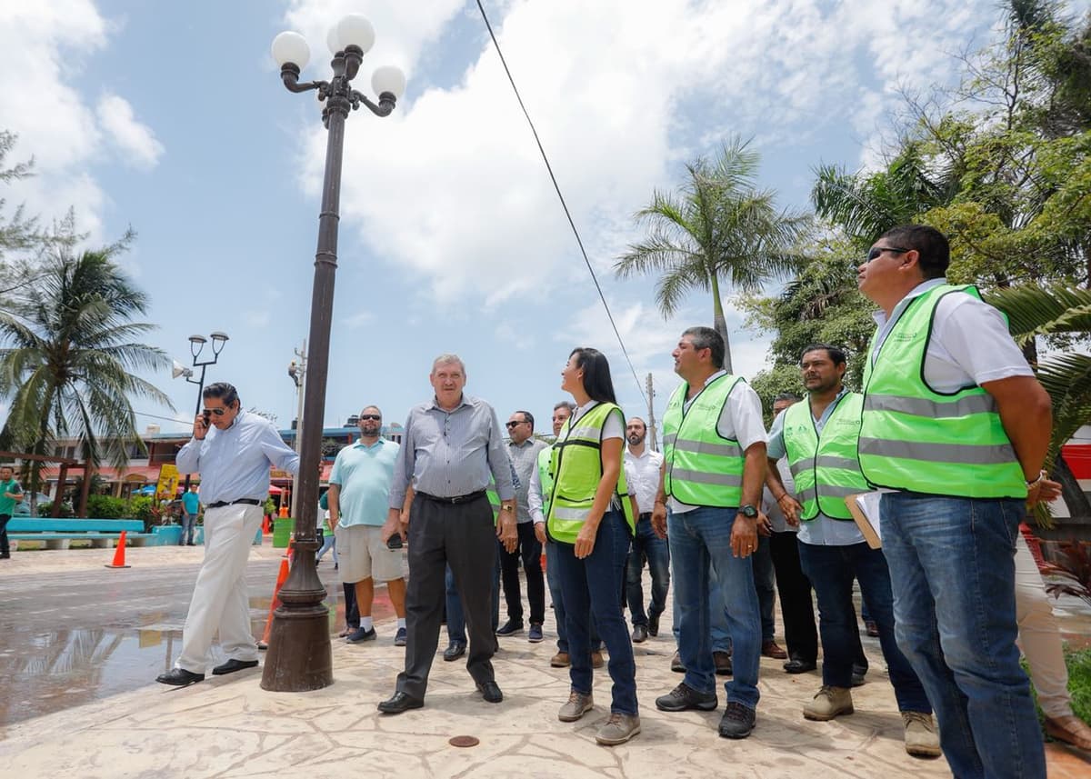 Avanza instalación de nuevas luminarias en Puerto Morelos