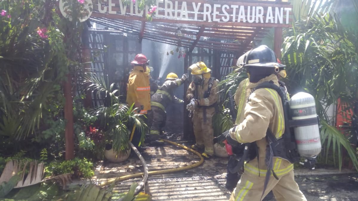 Sofocan incendio en un restaurante chetumaleño