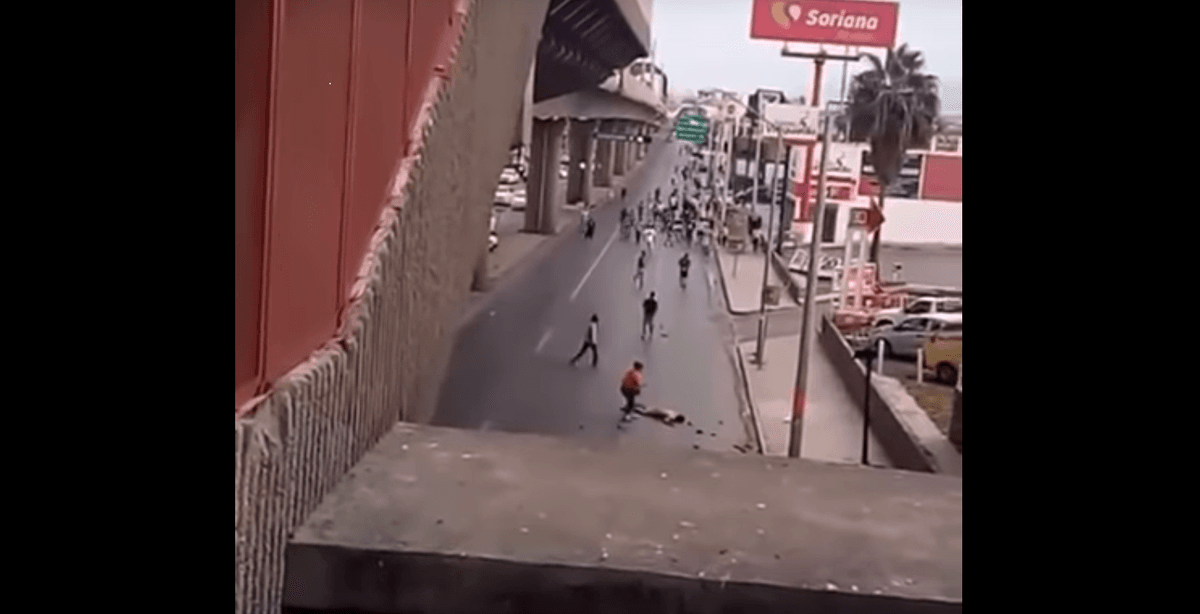 Pelean aficionados de Rayados y apuñalan a hincha de Tigres: video