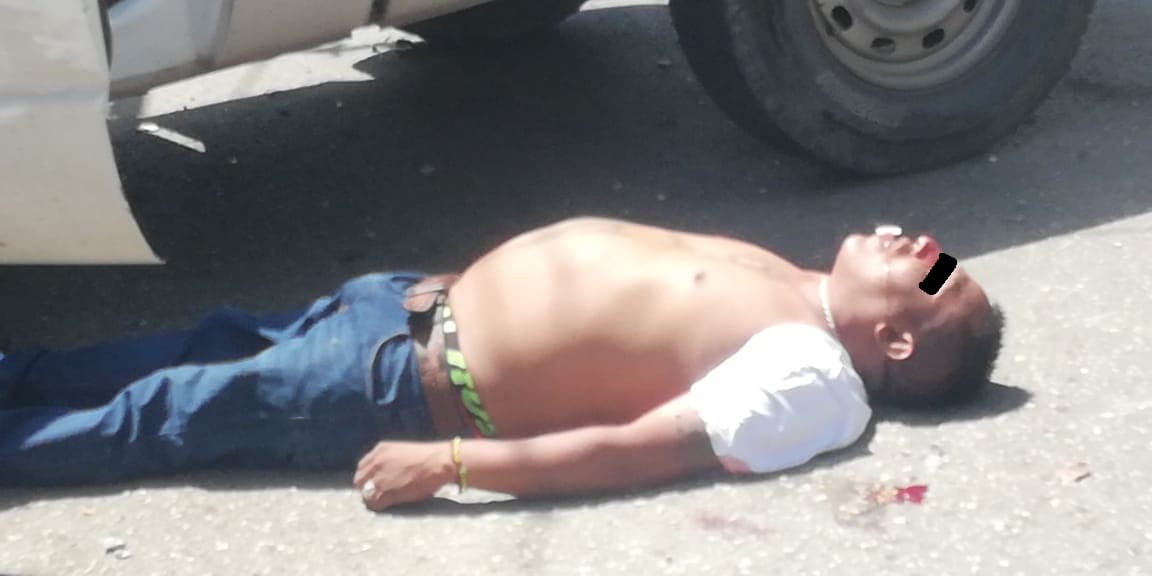 Muere asaltante al chocar contra poste en Cancún