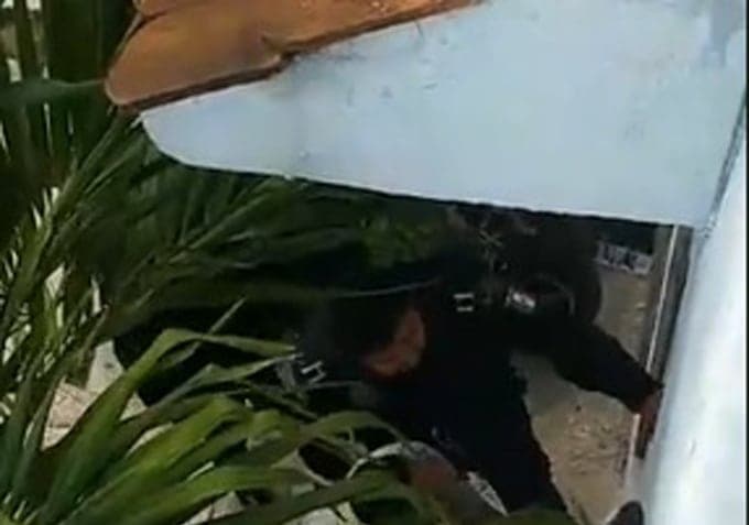 Policías desalojan a activista ambiental de su domicilio