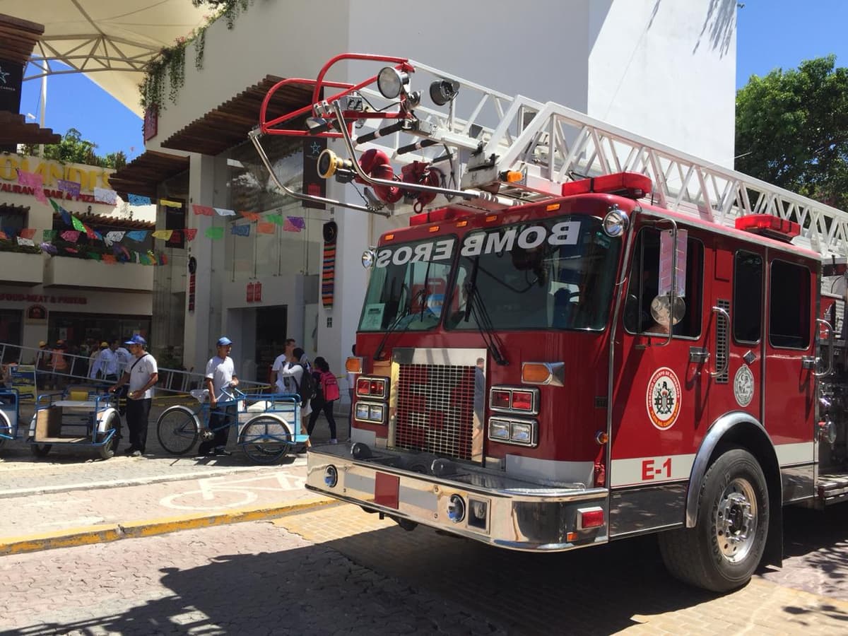 Se incendia tienda en la avenida 10 de Playa del Carmen