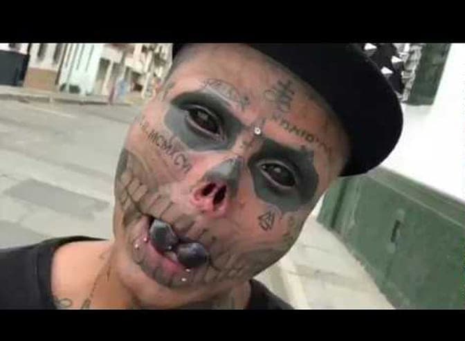 Kalaca Skull, el tatuador que se quitó la nariz y las orejas