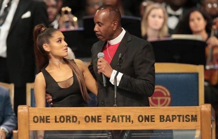 Ariana Grande sufre de acoso en pleno funeral