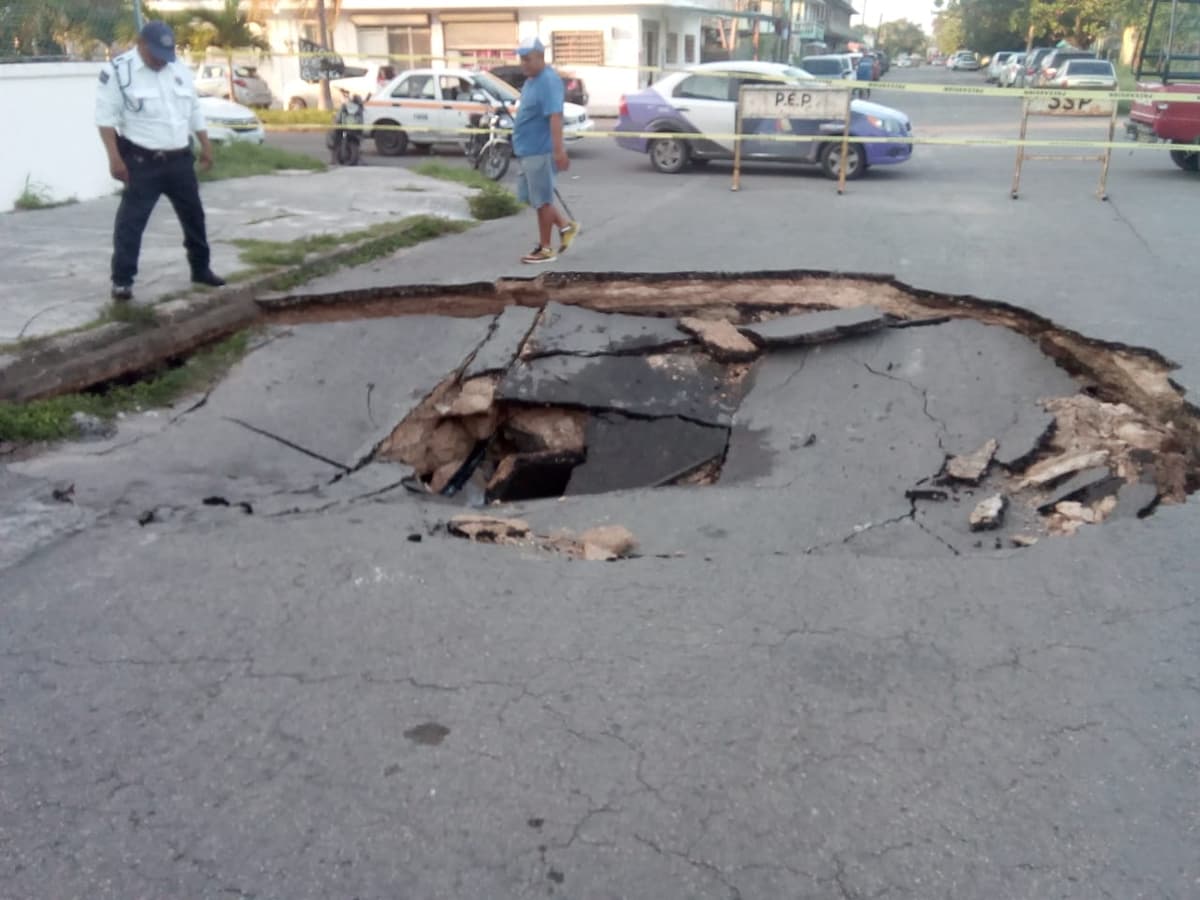 Se desfonda la calle frente a escuela de Chetumal