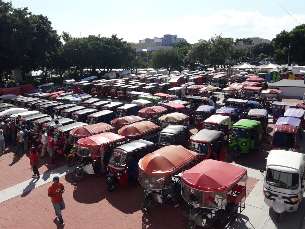 Mototaxistas de Cancún gritan "basta" de abusos de taxistas con caravana