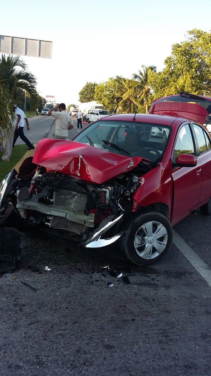 Se estrella contra autobús rumbo a Puerto Morelos