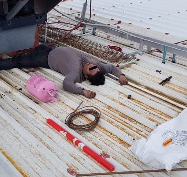 Muere electrocutado reparando climas