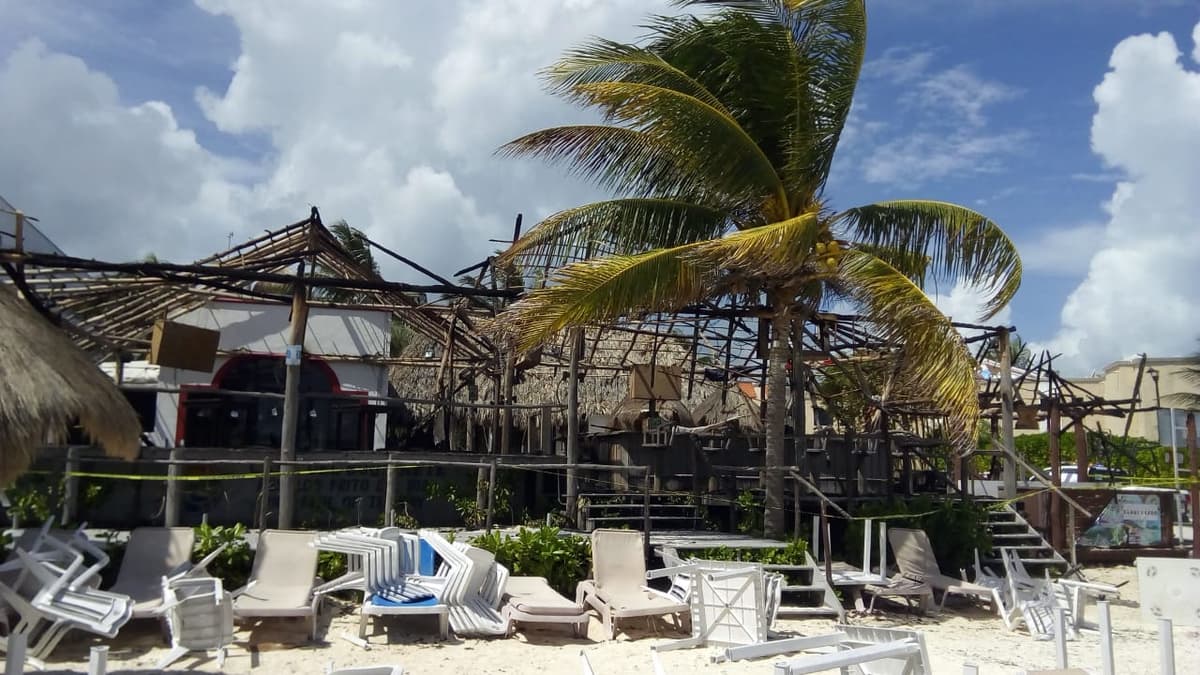 Consume incendio en restaurante-palapa de Puerto Morelos