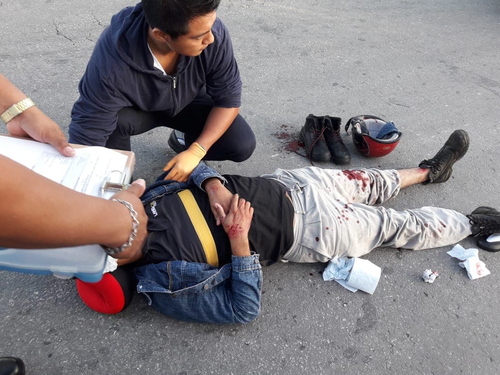 Taxista manda a motociclista al hospital