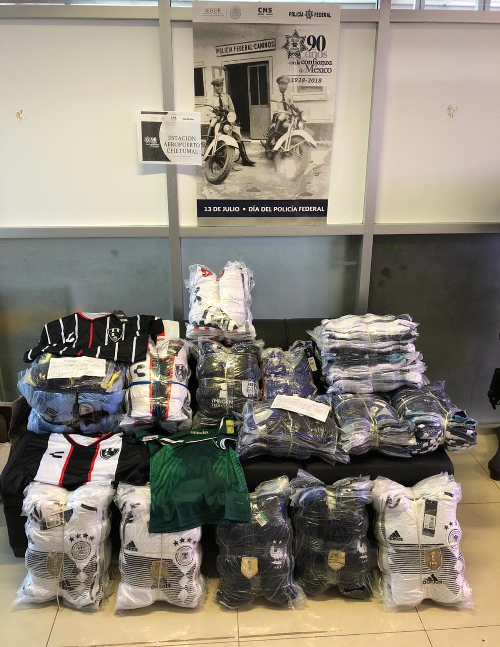 Aseguran en aeropuerto de Chetumal paquetes de uniformes