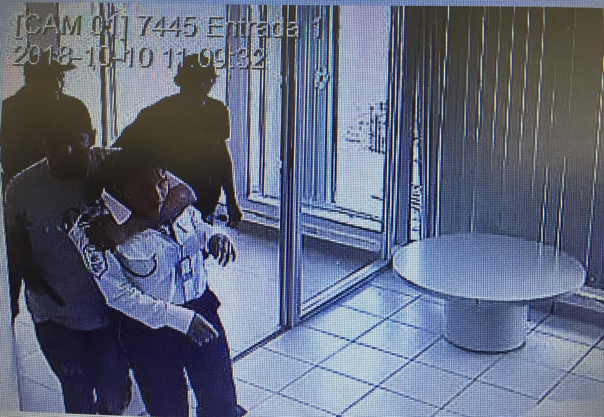 Empistolados asaltan Banamex en plaza Mundo Maya