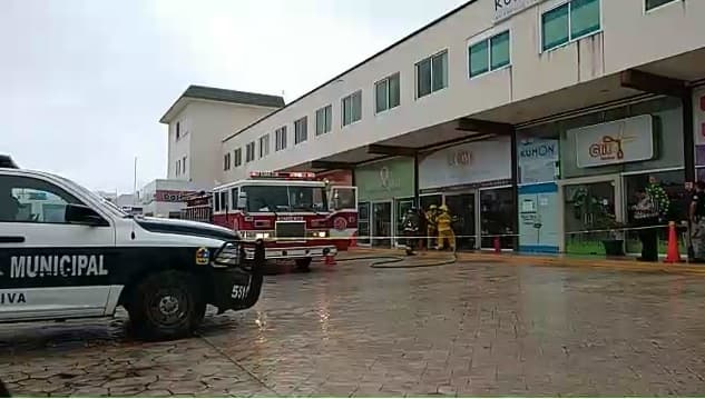 Logran apagar incendio en la Plaza Nichupté
