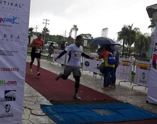 Ganan Izunza y Espinoza carrera a beneficio de Bomberos