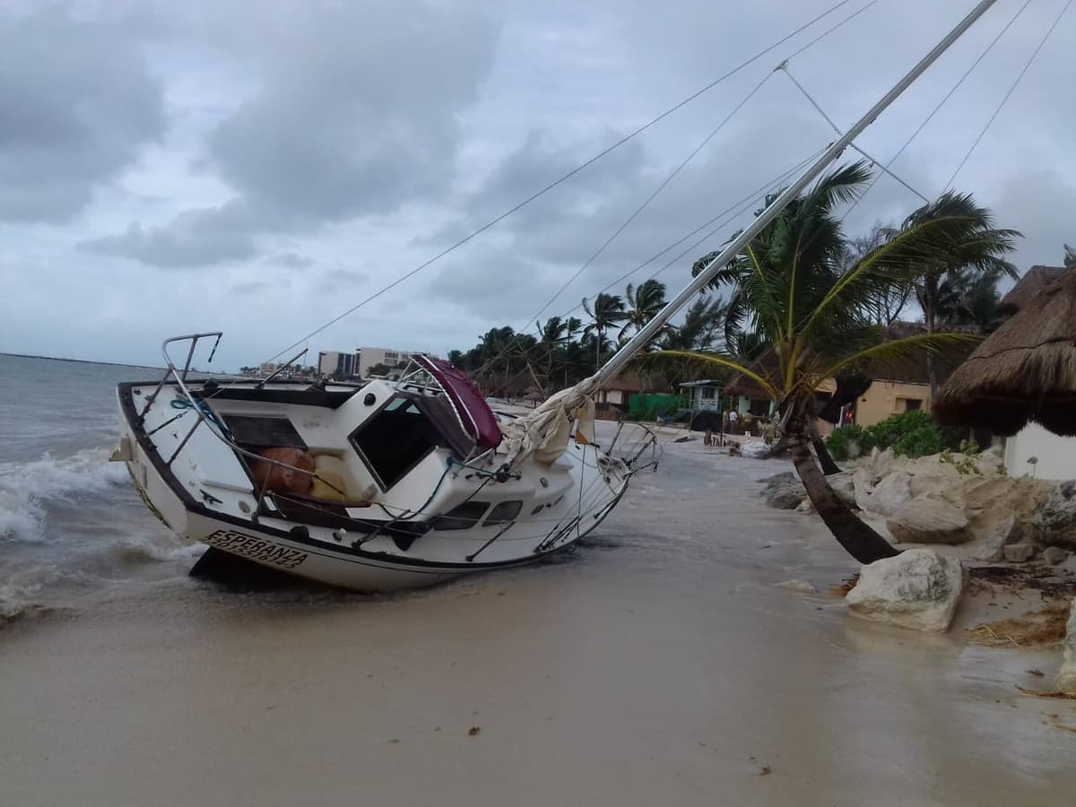 Encalla lancha en Playa del Carmen por fuerte oleaje