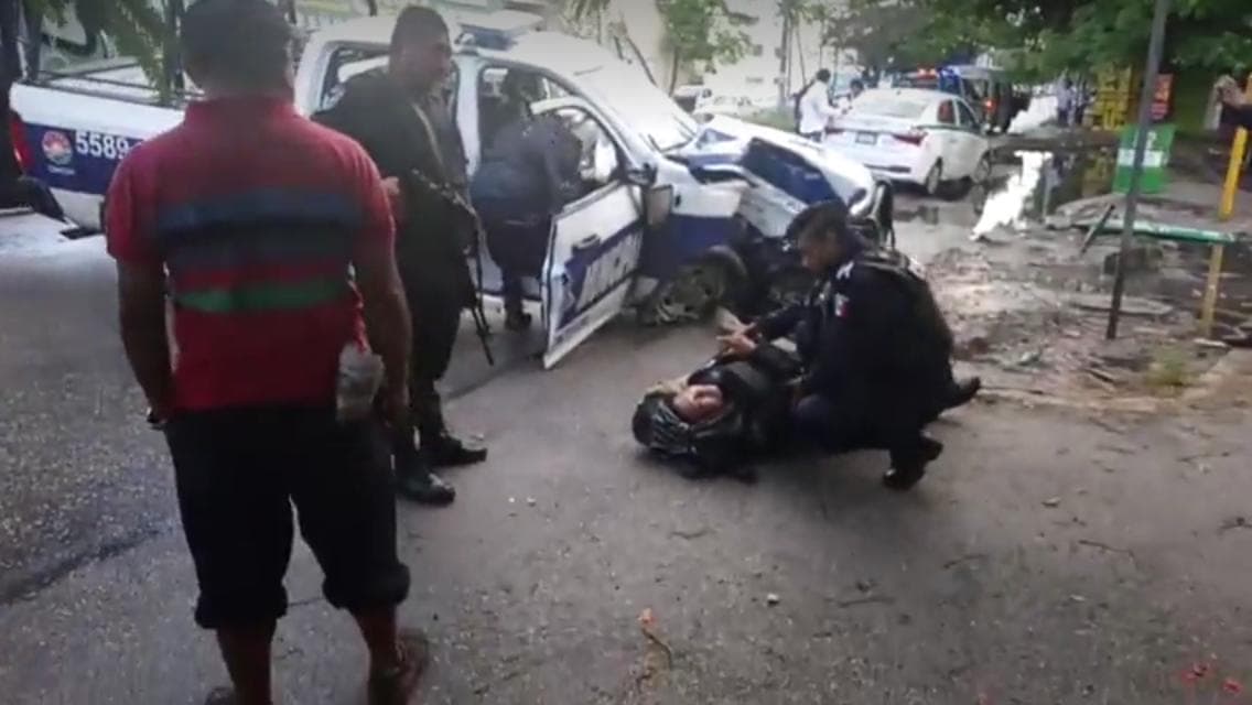 Choque entre patrulla y taxi deja tres lesionados