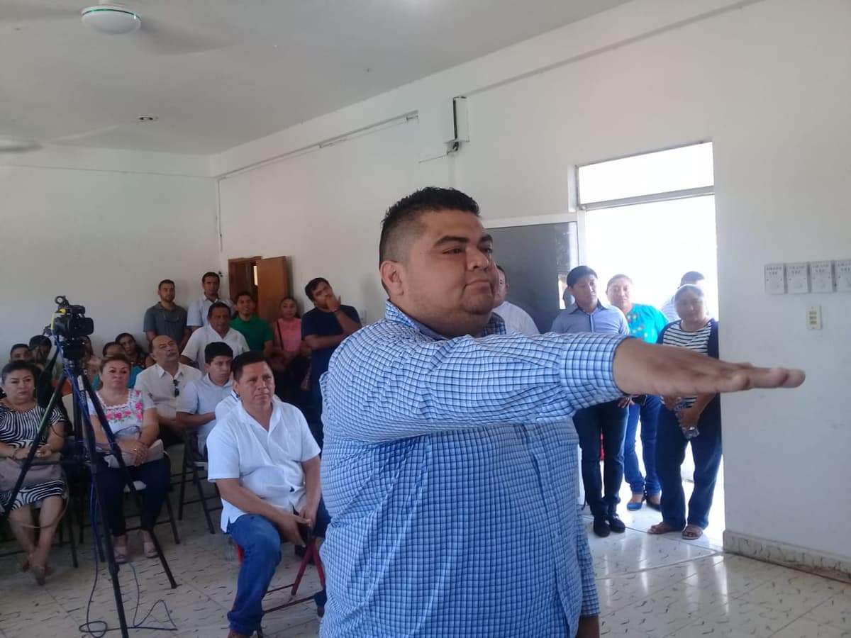 Da a conocer Nivardo Mena a su gabinete