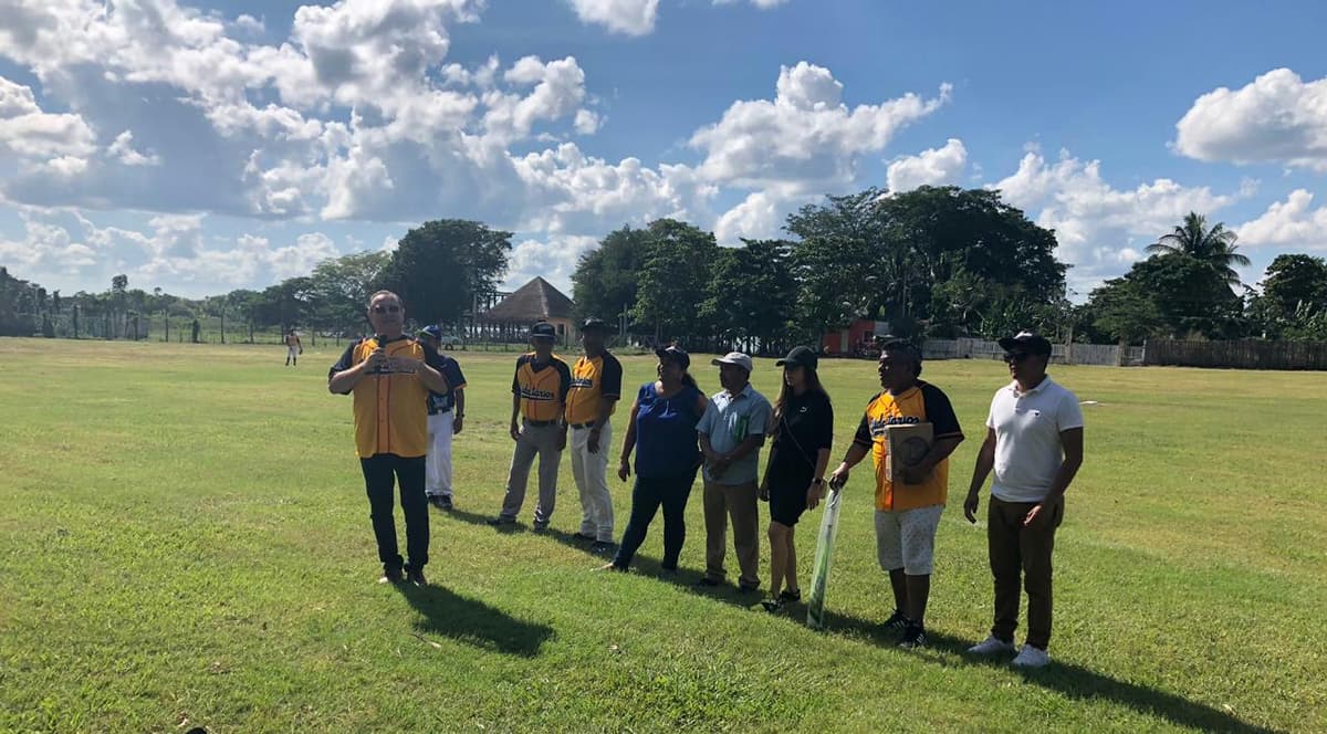 Inaugura José Esquivel la liga de béisbol "Ribera del Río Hondo"