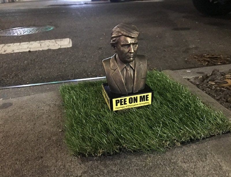 Colocan estatuas de Trump en parques y calles para que los perros orinen en ellas