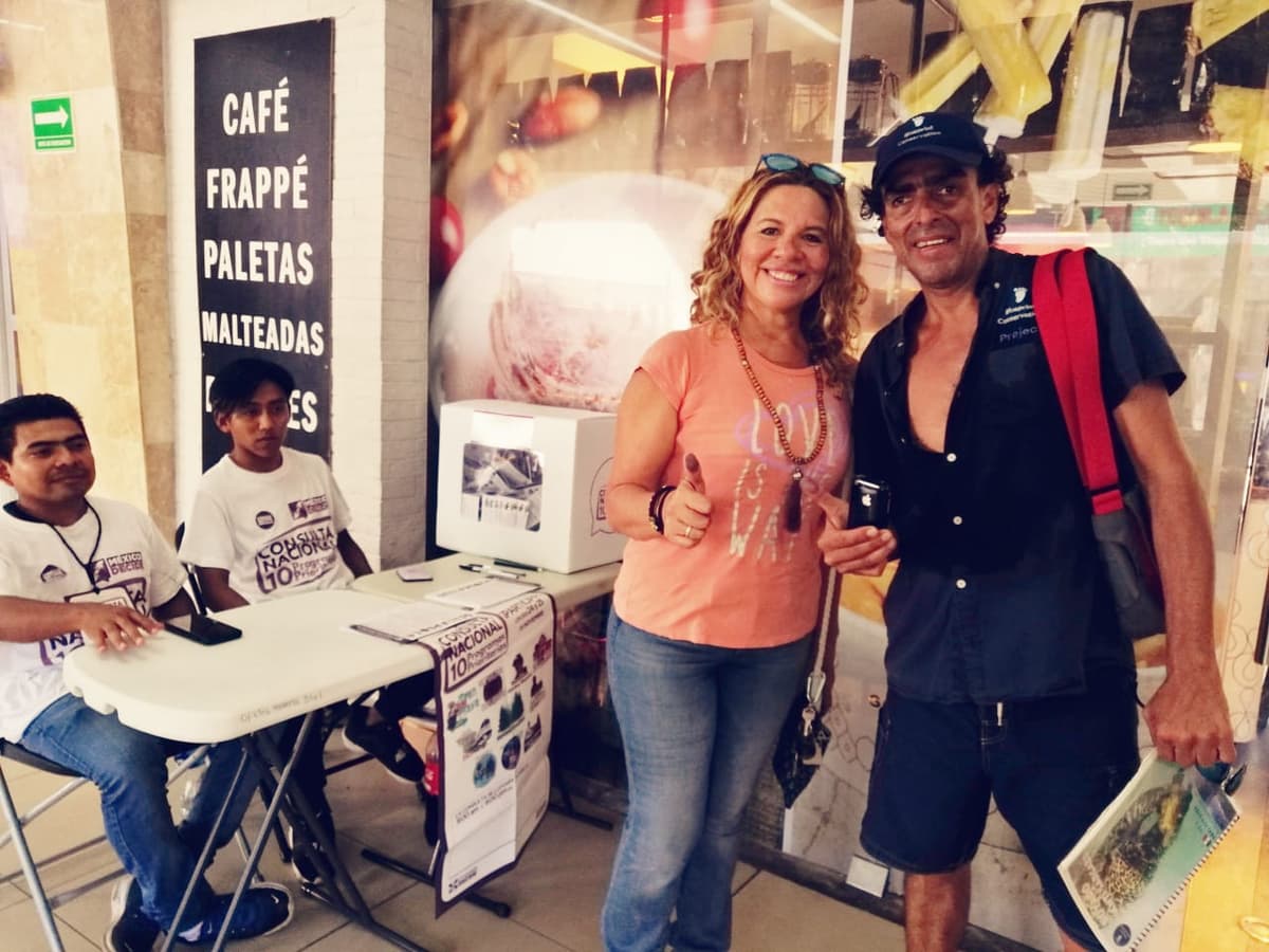 Acuden políticos y ciudadanos a votar consulta de AMLO