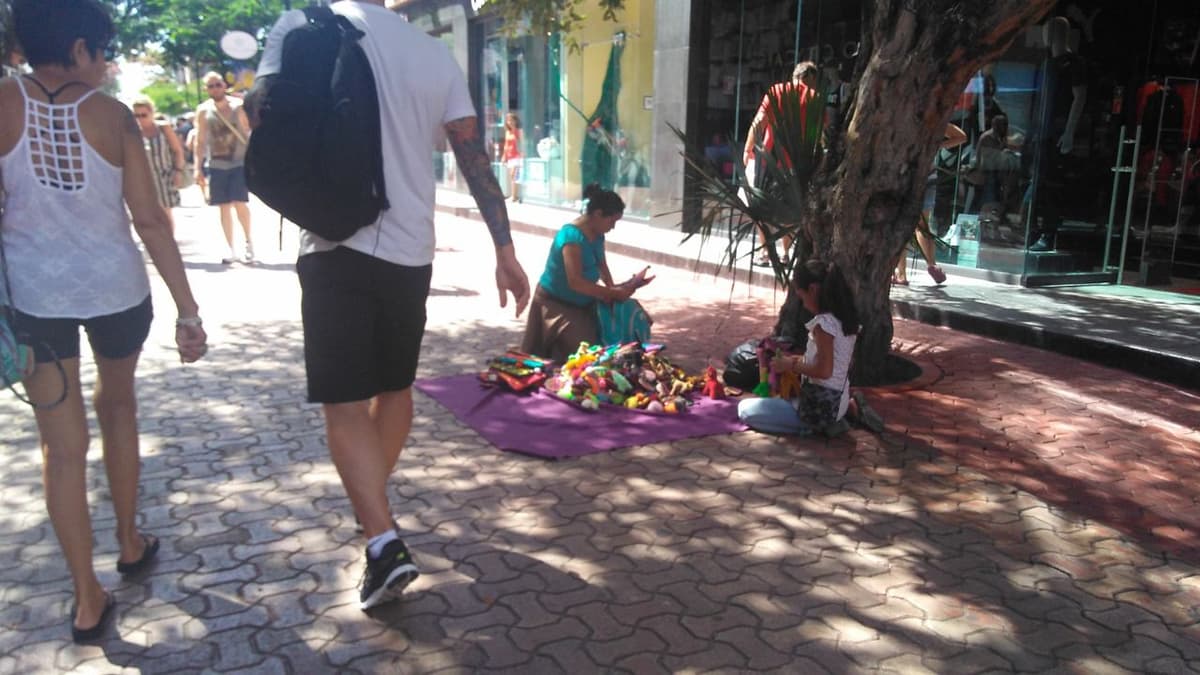 DISCRIMINACIÓN: Director de Fiscalización le dice "Chapitas" y "Marías" a vendedores de la Quinta #LordChapitas