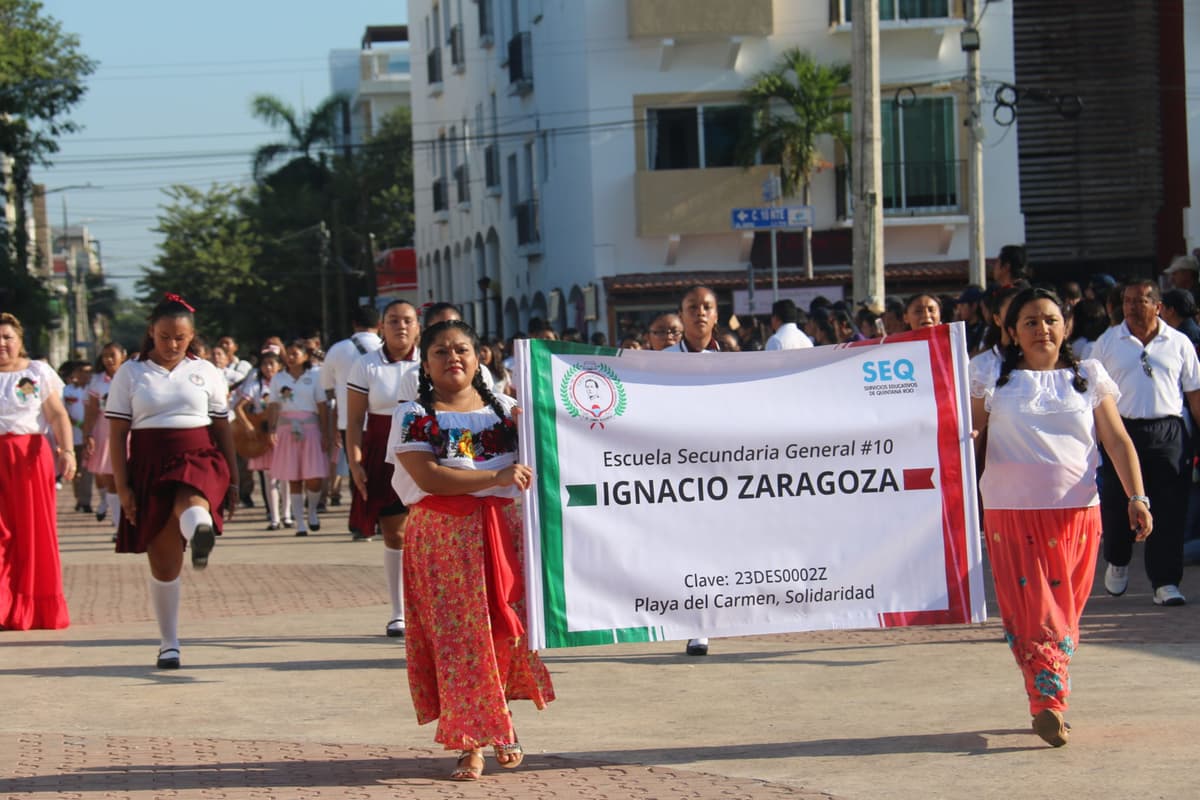 Conmemoran Revolución Mexicana con desfile en Playa del Carmen