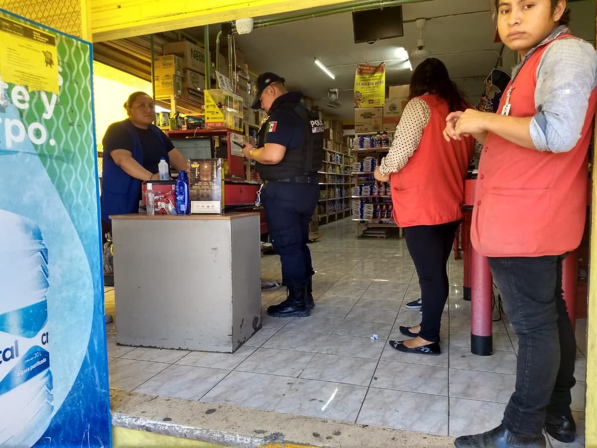 Gerente de tienda pide permiso para reportar un robo