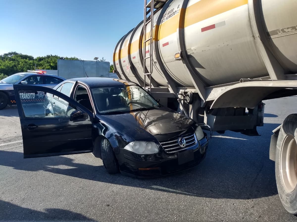 Conductora no frena a tiempo y se va contra una pipa