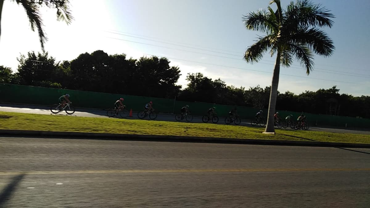Practican ciclistas en carretera a Tulum