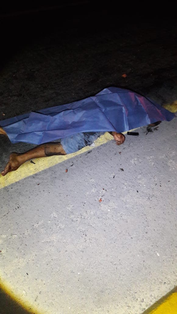 Mueren dos al chocar motocicleta contra tráiler