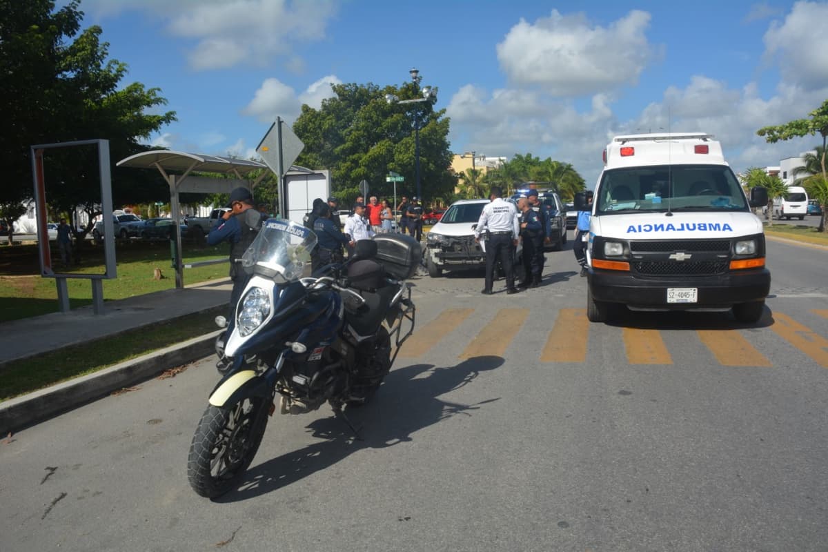 Chocan policías de Playa, pero logran agarrar a un par de ladrones