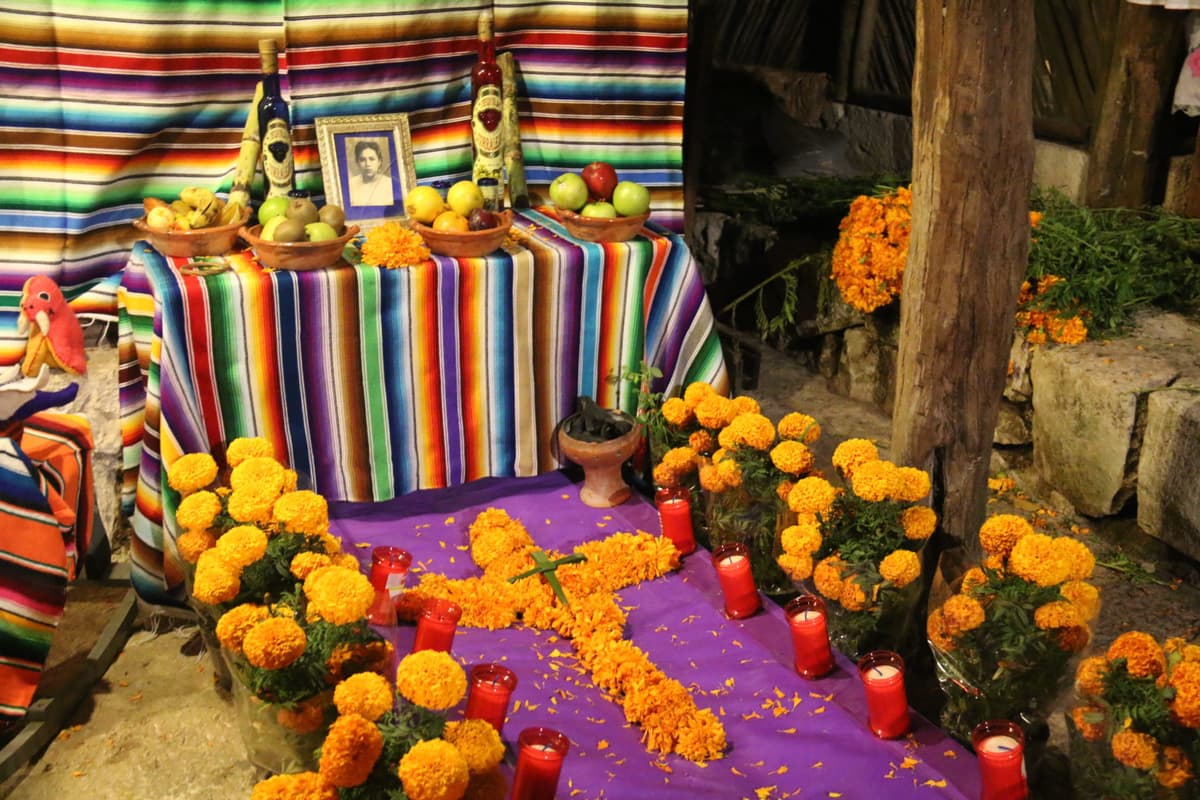 Inauguran ofrendas de Día de Muertos