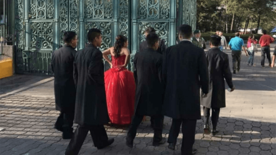 Quinceañera “hace historia” al realizar sesión de fotos en Los Pinos