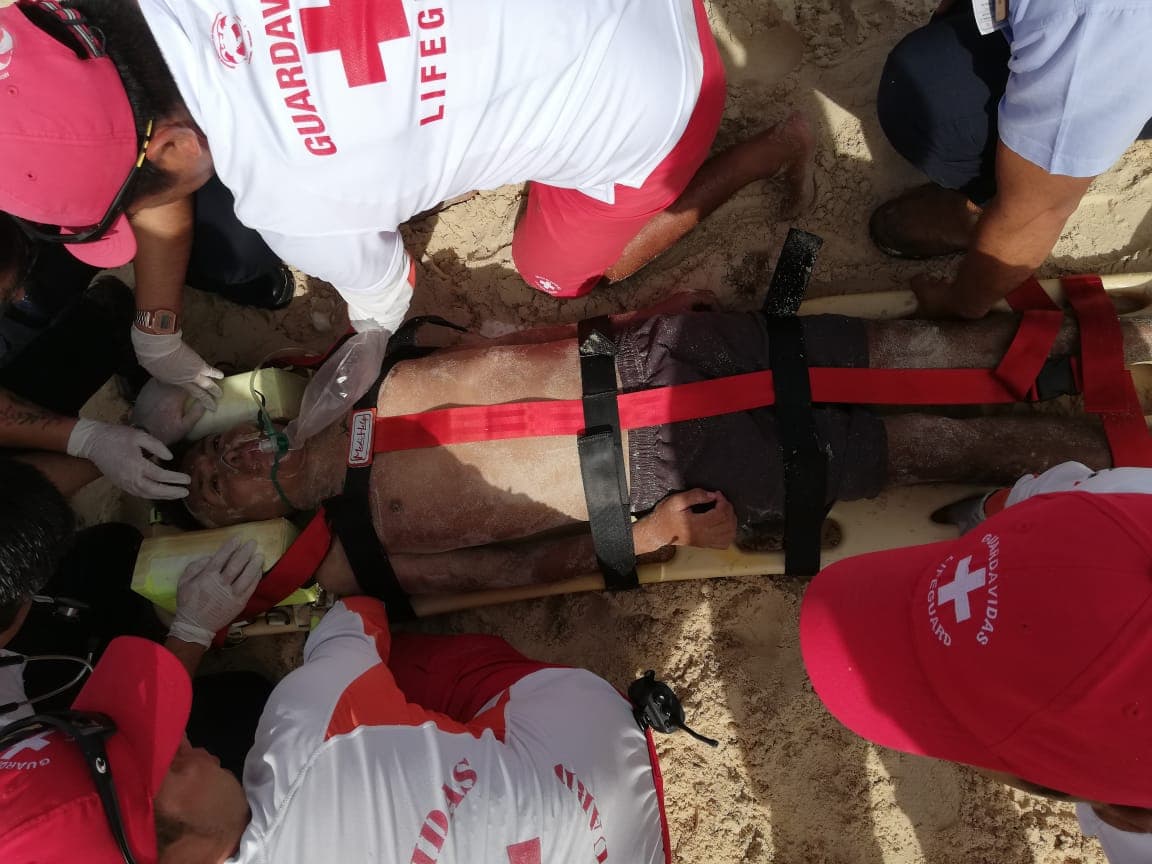 Rescatan a joven que se ahogaba en Playa del Carmen