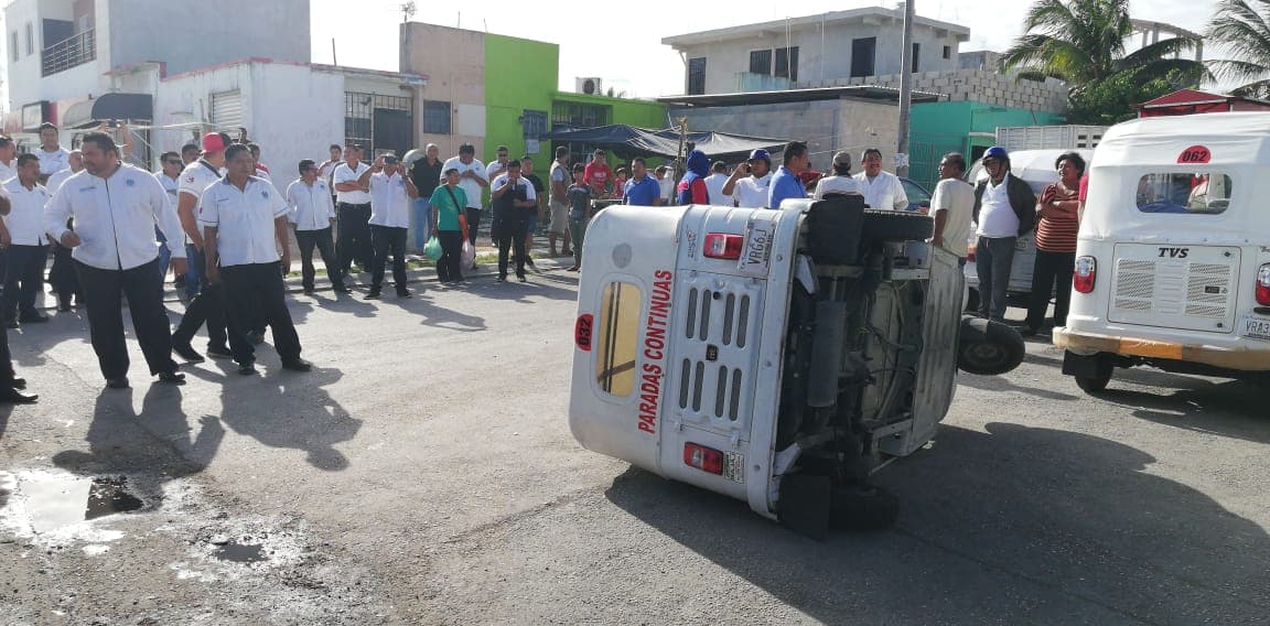 Protestan taxistas contra mototaxis en Playa del Carmen