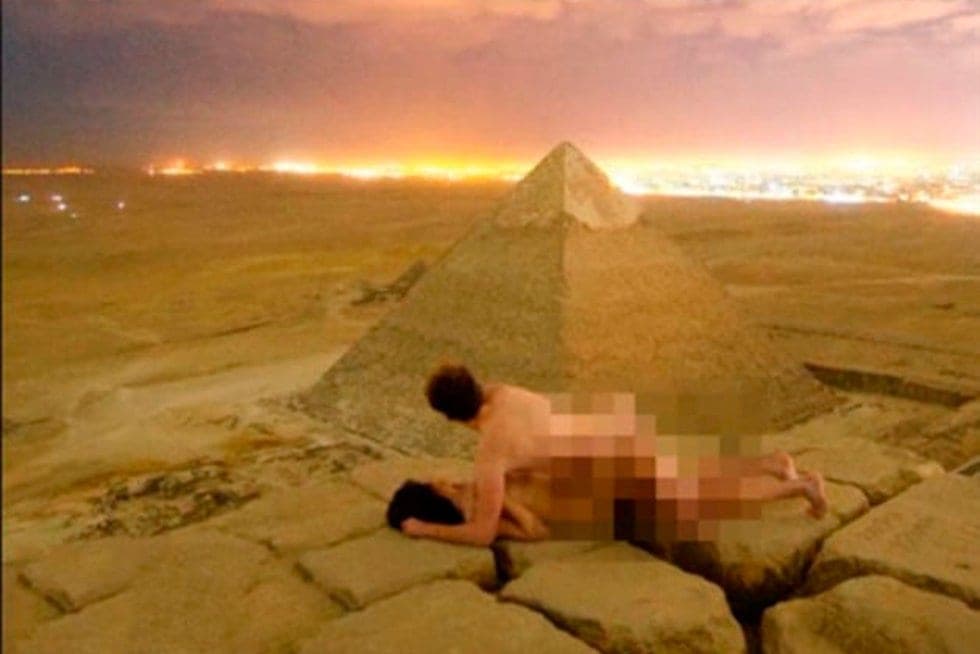 Pareja tiene sexo en famosa pirámide de Egipto