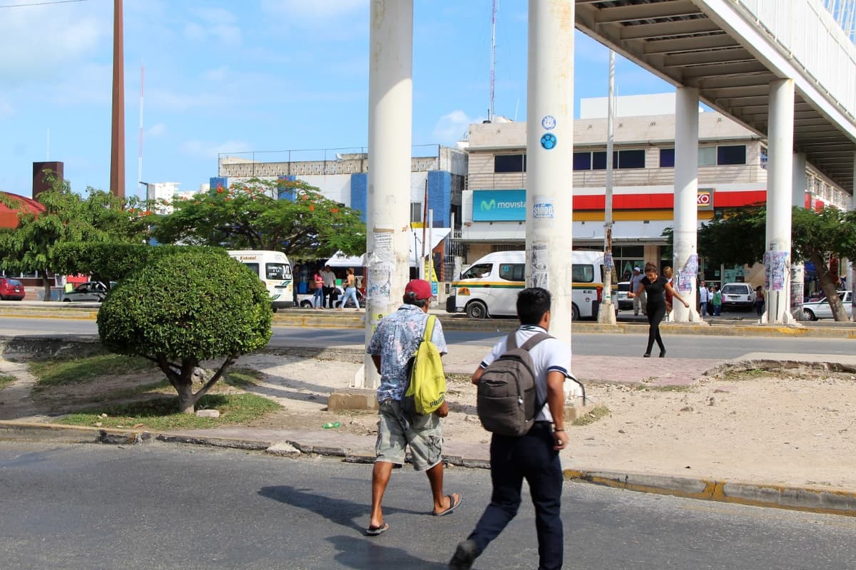 Peatones inconscientes arriesgan su vida en Cancún