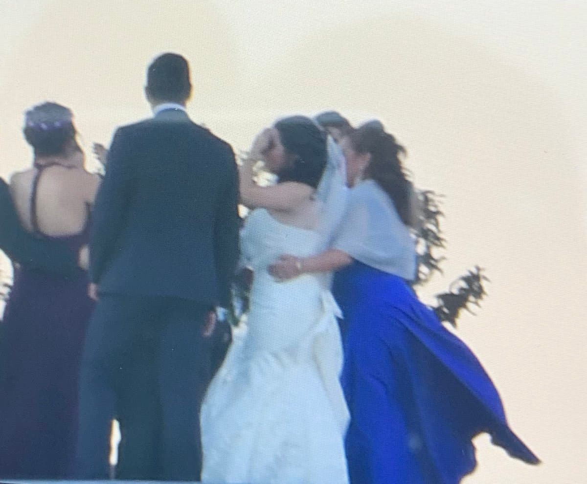 Pareja se casa en el Zócalo en pleno discurso de AMLO