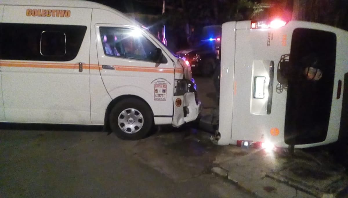 Chocan combis del servicio público en Carrillo Puerto