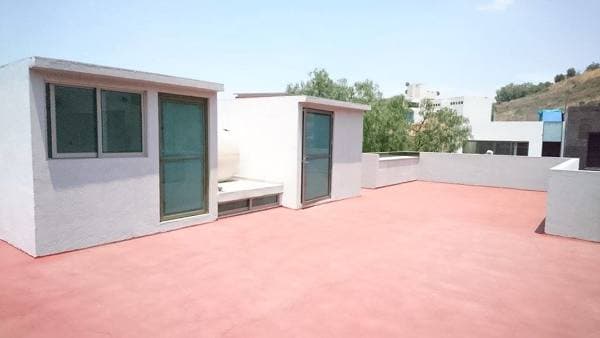 Mujer deja a sus hijos solos en la azotea de su casa