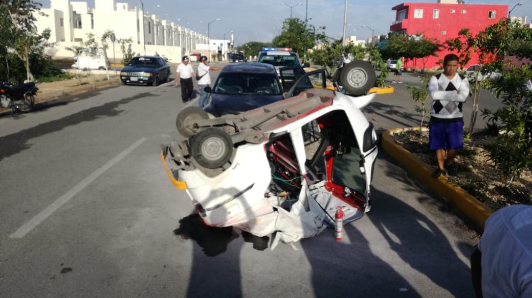 Mototaxi invade carril y es colisionado
