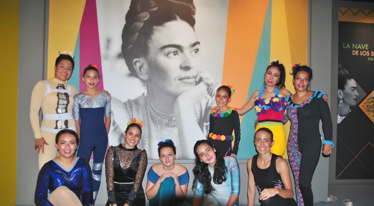 Atrapa a turistas la historia de Frida a través de danza aérea
