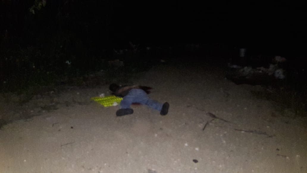 Dejan cadáver degollado en área verde de Solidaridad