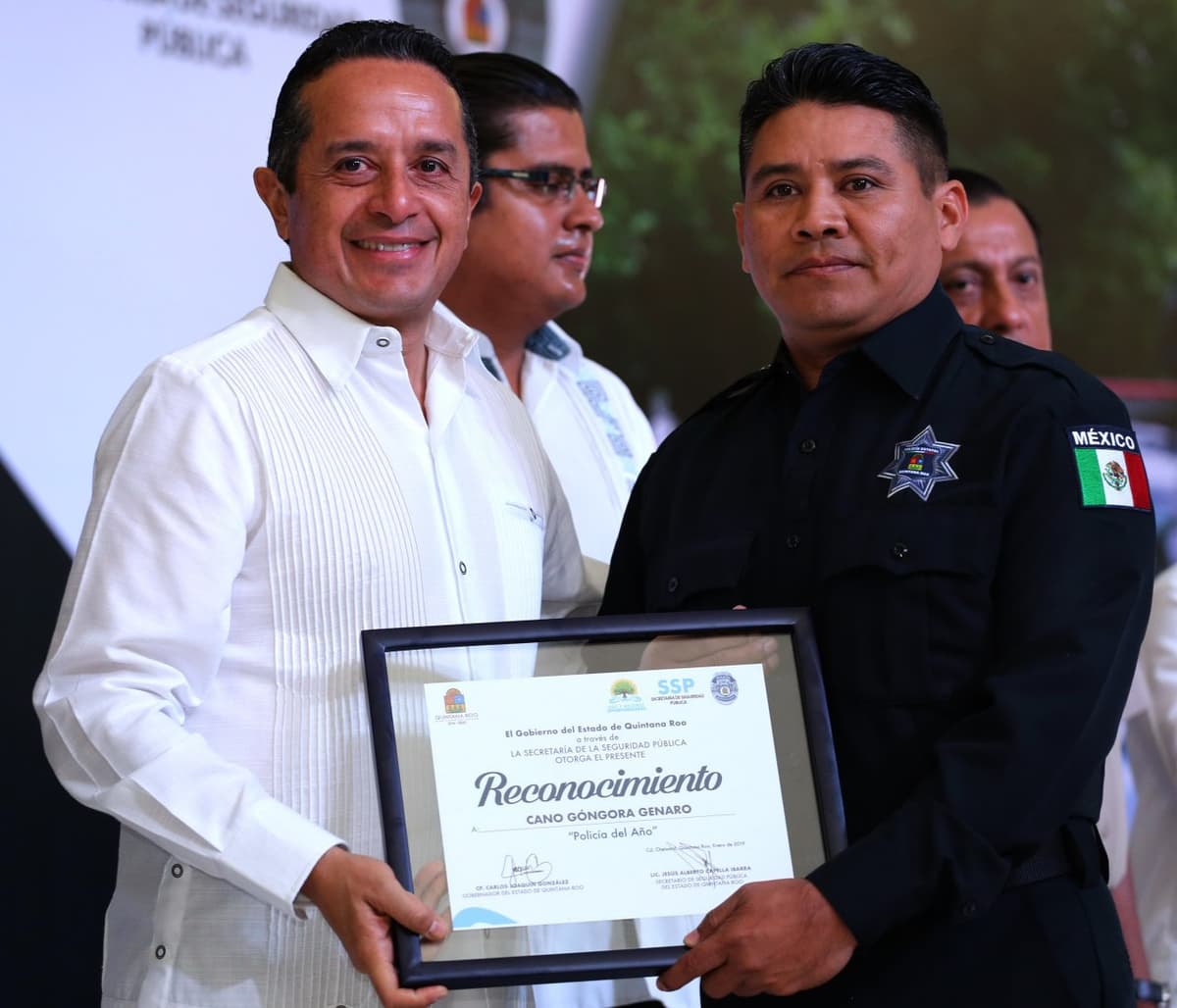 Carlos Joaquín anuncia beneficios económicos en "El día del Policía"