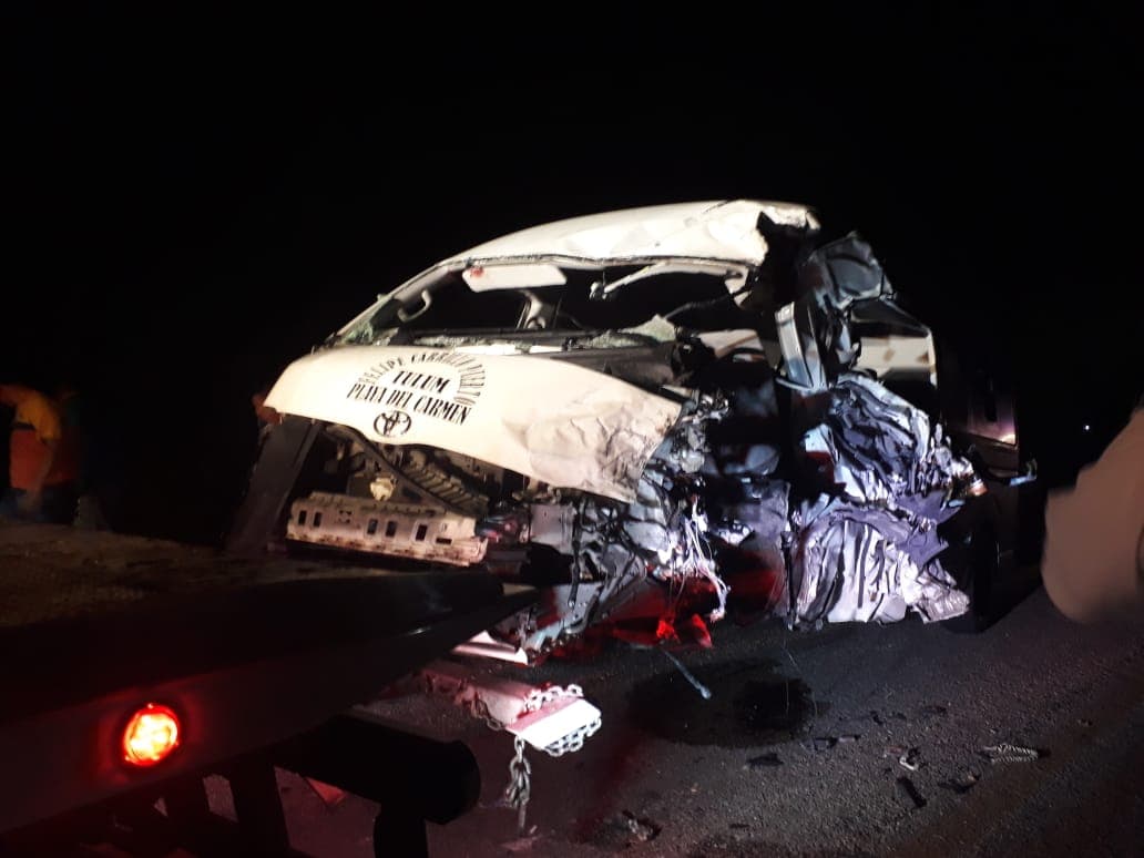 Choca tráiler con van en Carrillo Puerto