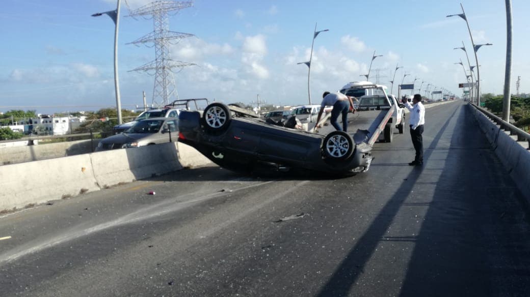 Galería: Vuelca BMW sobre puente en Playa del Carmen
