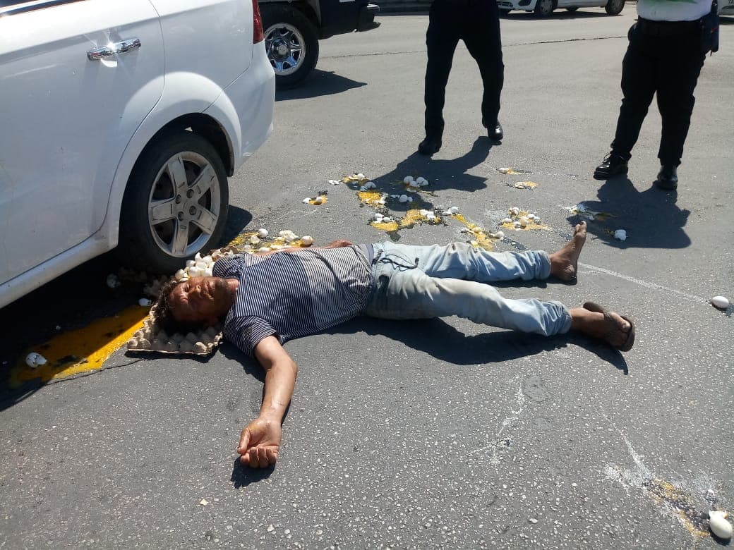 Policías piden a sujeto arrollado que se quite de la calle